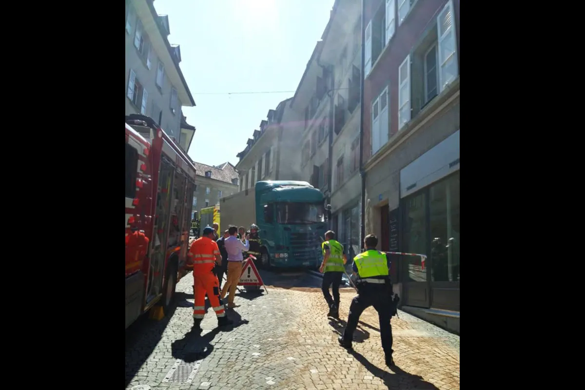 Lausanne VD - Lastwagen kracht in Hauswand