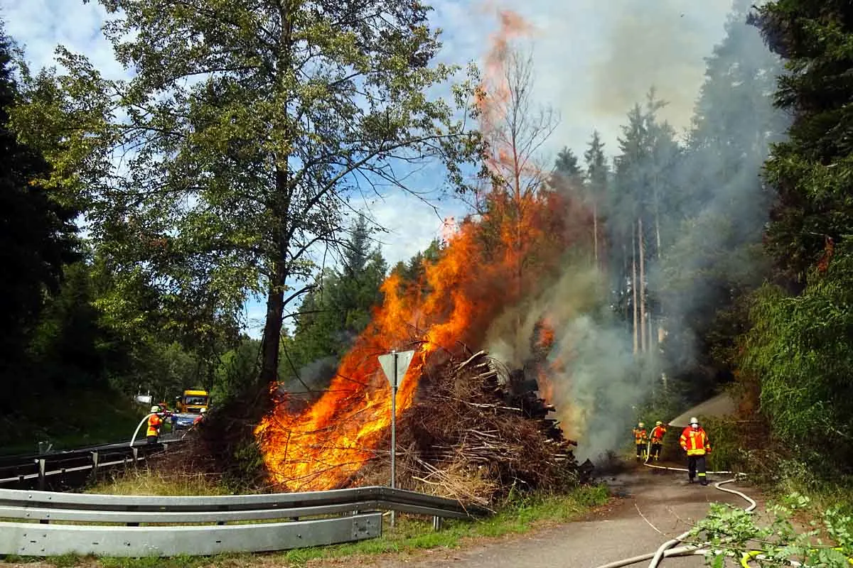 Altensteig - Zehn Meter hohe Flammen bei brennendem Holzhaufen