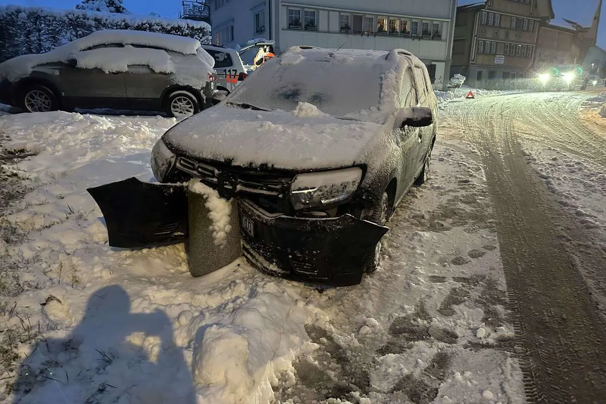 Hundwil AR - Mit einem Granitpfosten kollidiert