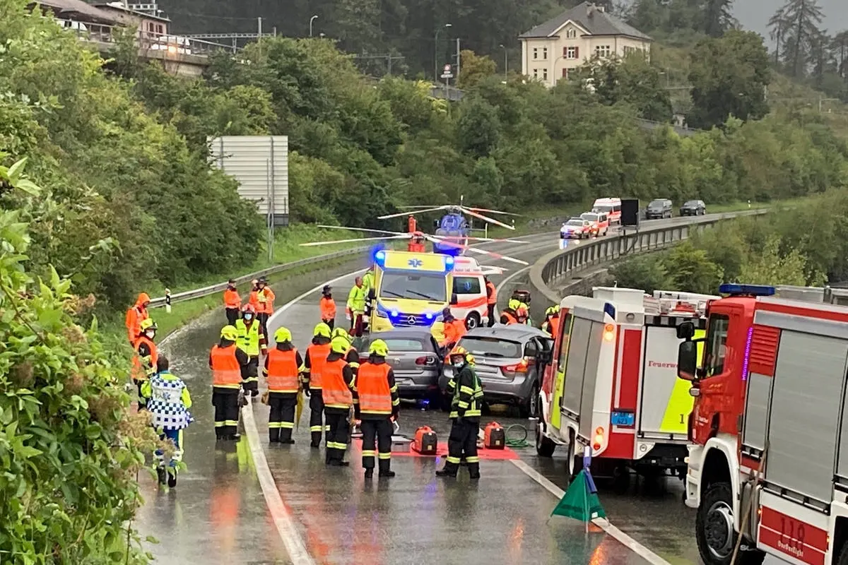 Heftiger Unfall in Domat/Ems GR – Mehrere Verletzte bei Frontal- und Auffahrkollision