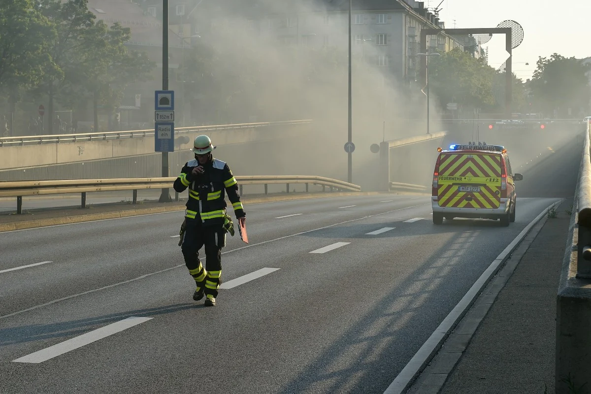 München -  BMW brennt im Brudermühltunnel 