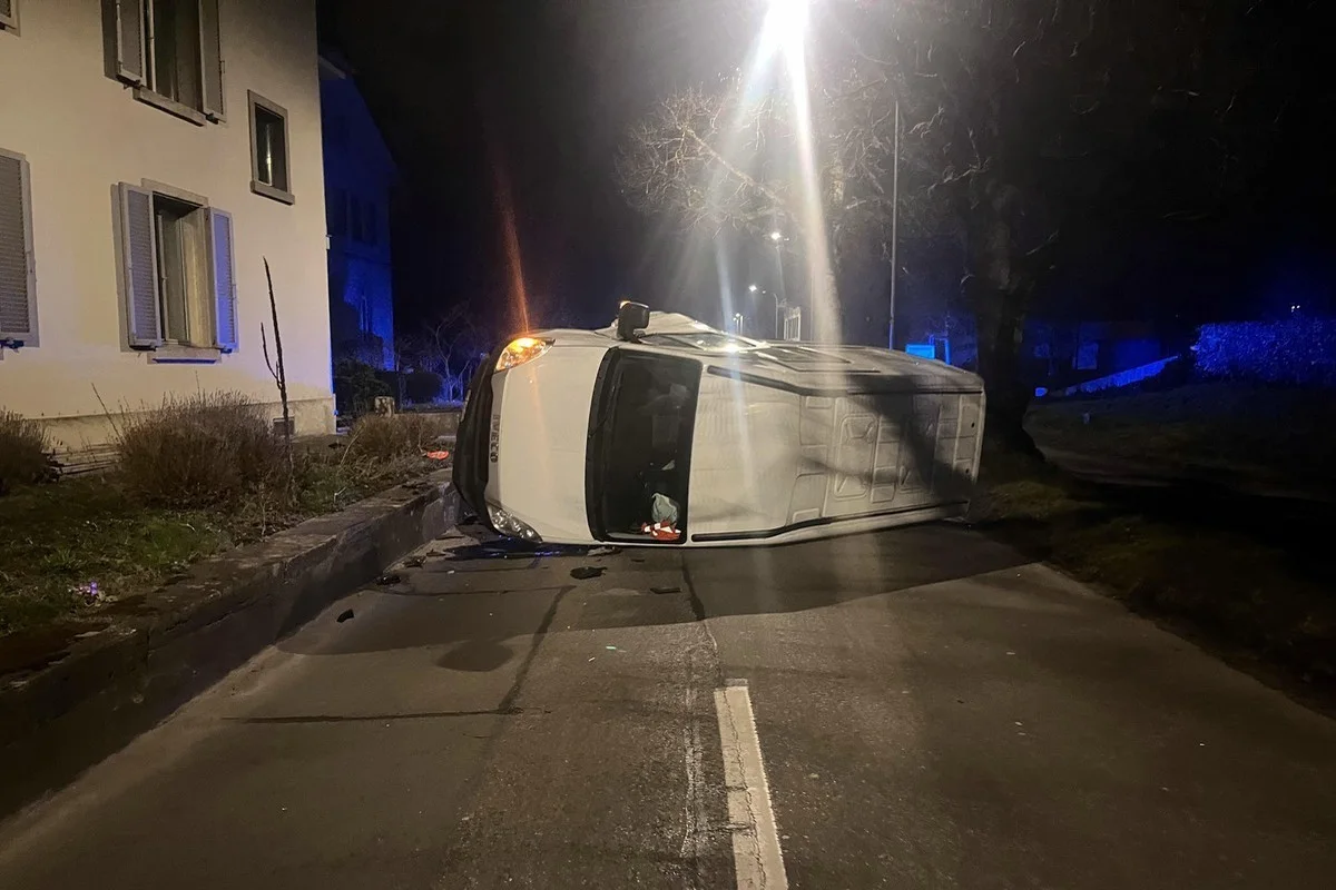 Lenzburg AG – Auto kippt bei Unfall zur Seite 