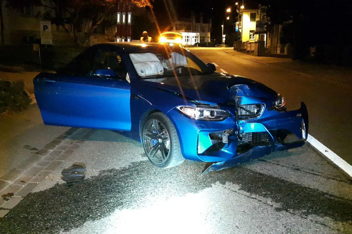 Laufen BL - Auto prallt gegen Baum