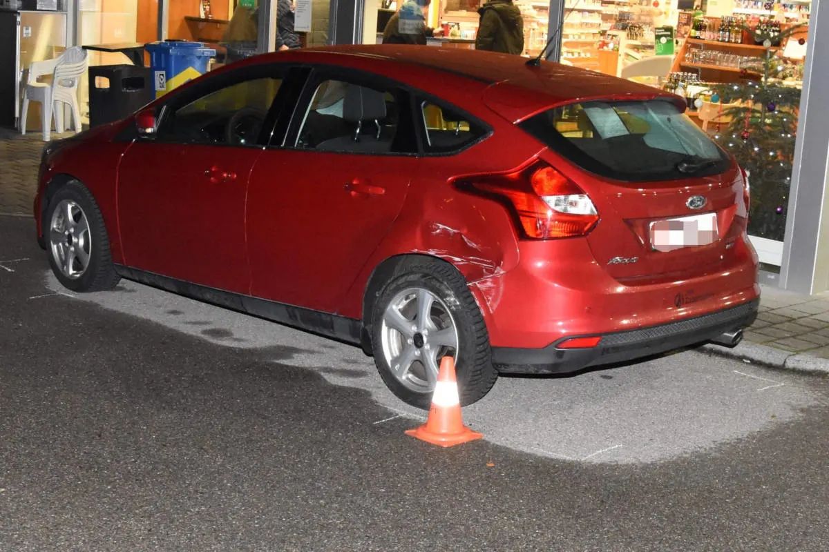 Schwarzenbach SG - Alkoholisiert einen Mann angefahren und ein Auto gerammt