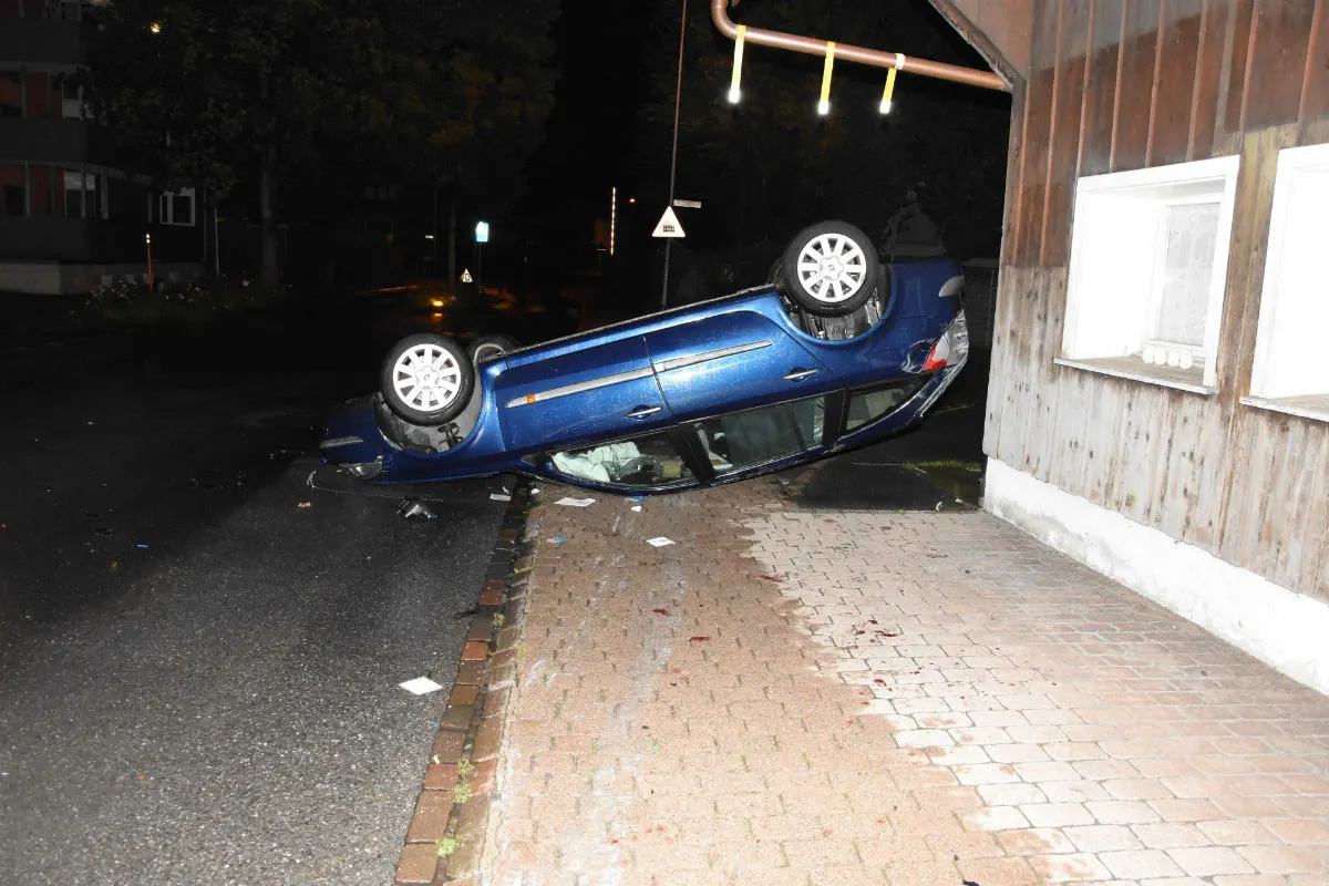 Widnau SG - Auto landet auf Dach
