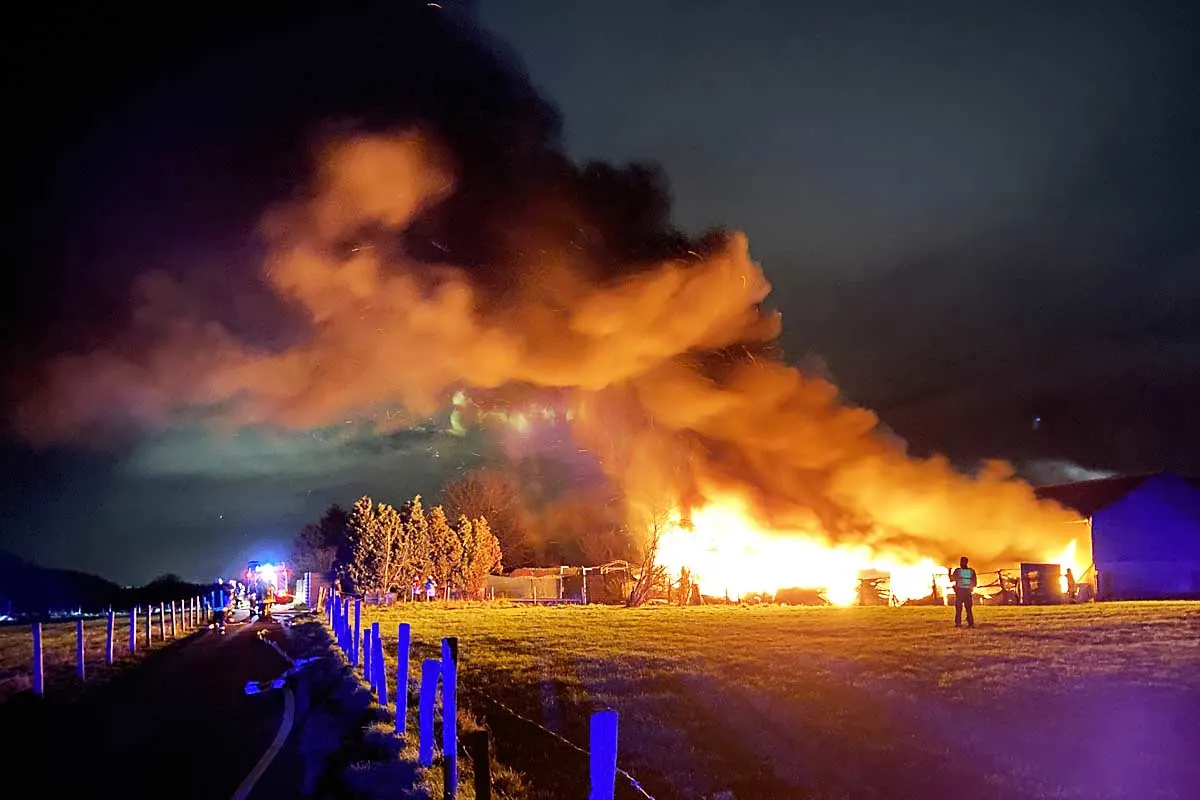 Grosser Feuerwehreinsatz in Düren - Mehrere Fahrzeuge hinter einer Scheune in Flammen!