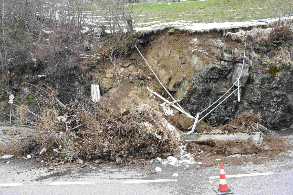 Amden SG – Erdrutsch verschüttet Strasse