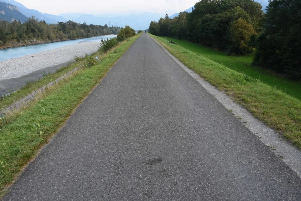 Kollision auf dem Rheindamm in Vilters SG - Rennrad kollidiert mit Velo – Rennradfahrer verletzt sich
