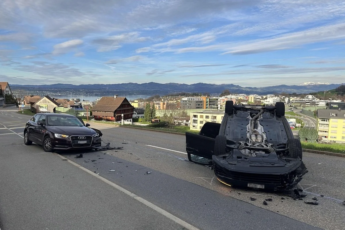 Wollerau SZ - Seitliche Frontalkollision zwischen zwei Autos