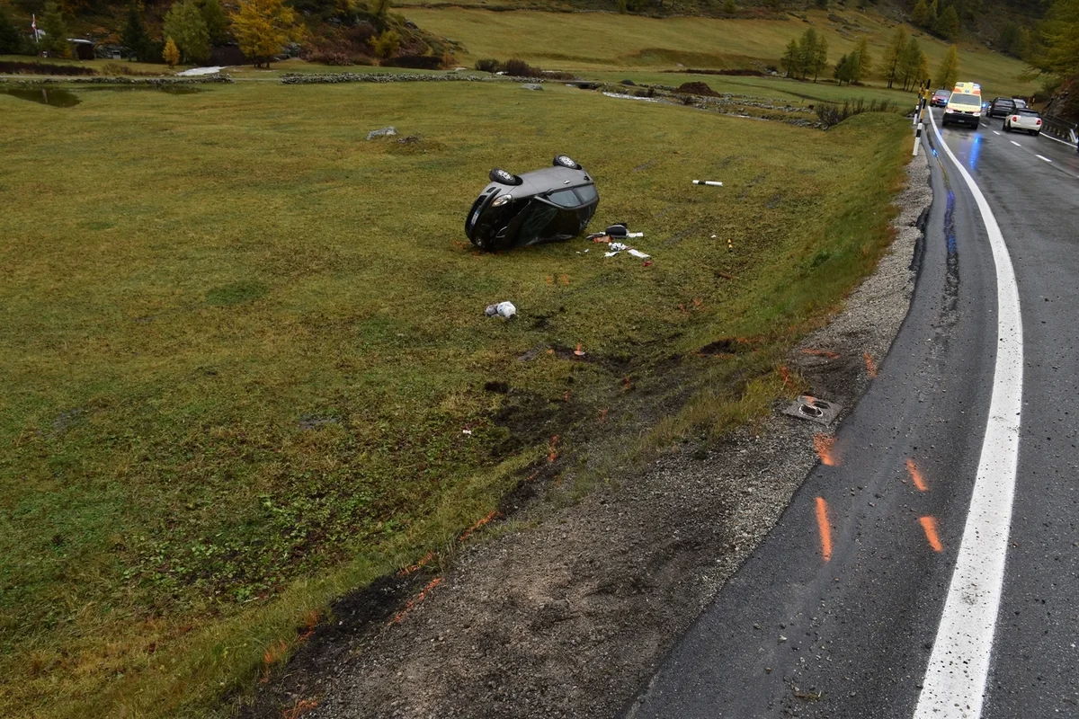 Poschiavo GR - Auto landet bei Unfall auf dem Dach 