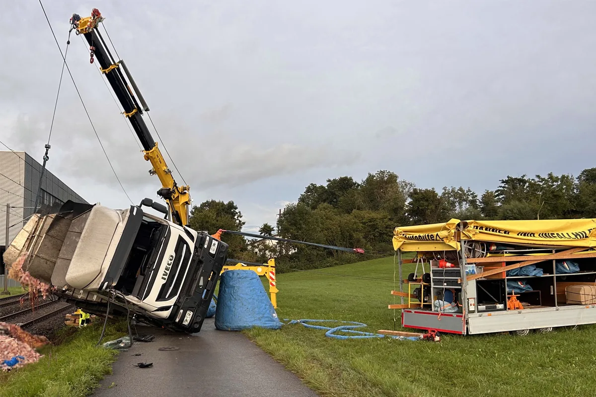 Staad SG – Lastwagen kippt auf Gleise