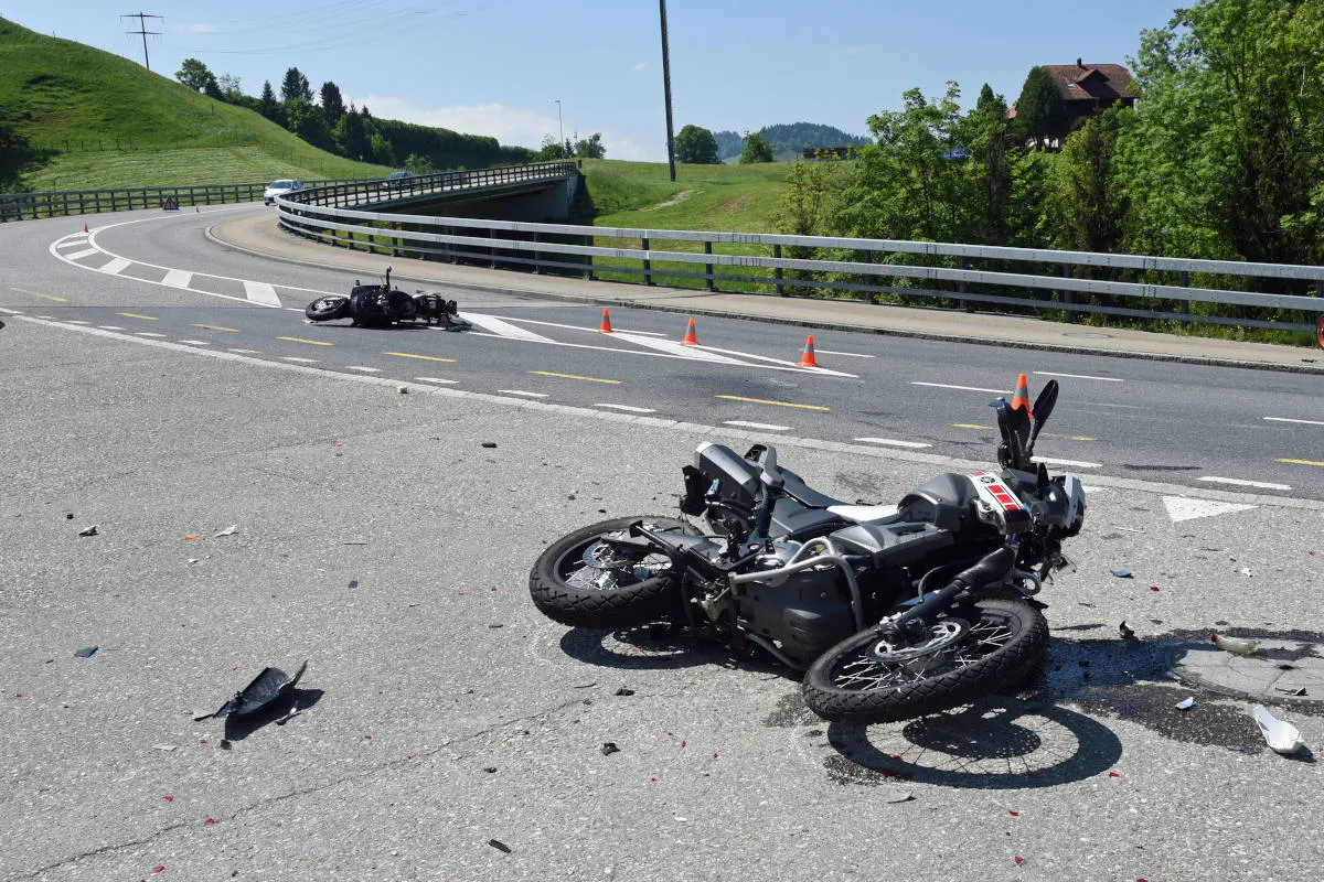 Entlebuch LU – Zwei Motorradfahrer nach Kollision schwer verletzt
