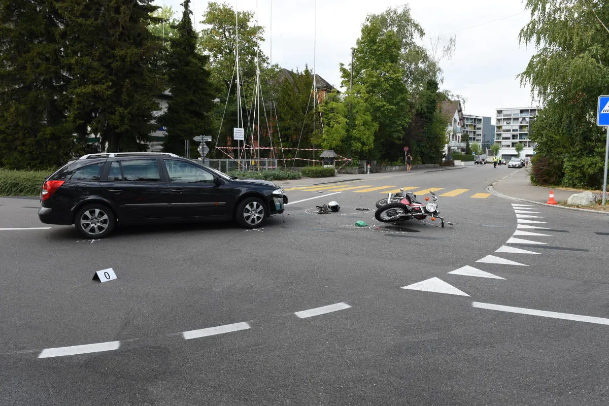 Dietikon ZH - Motorradfahrer bei Unfall schwer verletzt - Zeugenaufruf