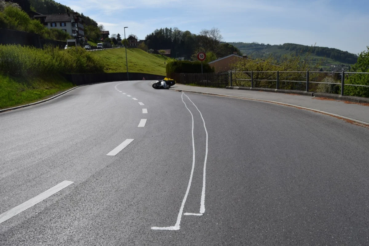 Lutzenberg AR - Rollerfahrer verliert Kontrolle 