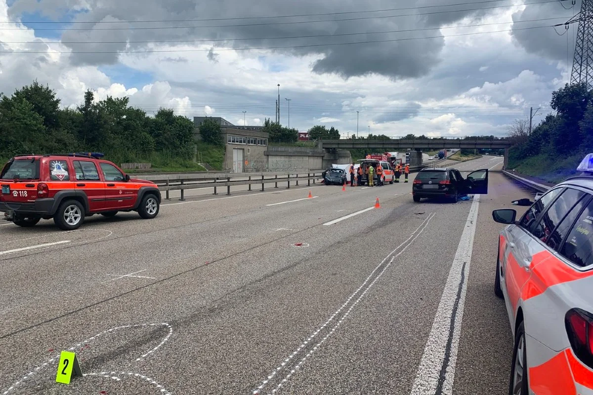 Tragischer Unfall in Egerkingen SO - Frau nach Unfall auf der A2 tot - Weitere Erwachsene und Kinder verletzt!