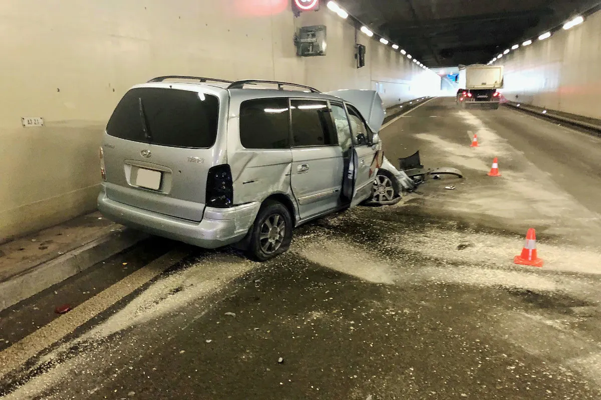 A3/Basel BS - Am Steuer eingeschlafen und in Tunnelwand geprallt 