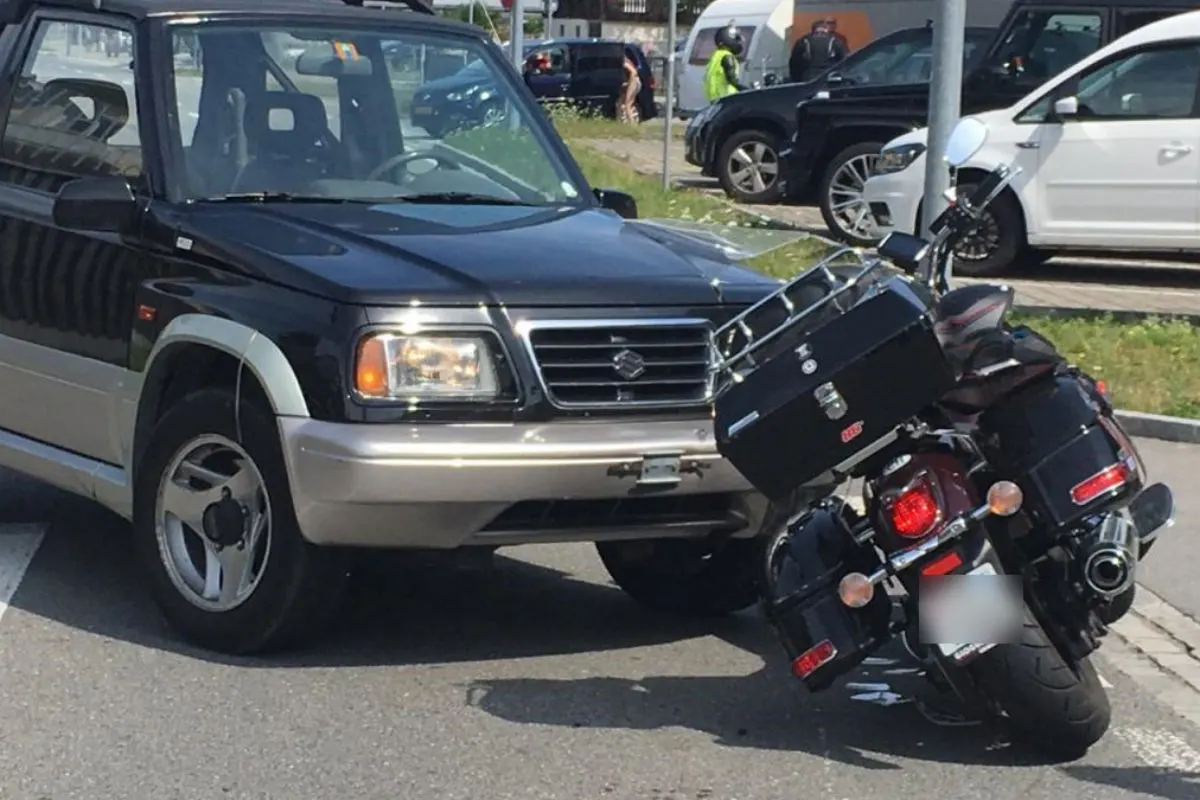 Altdorf UR -  Kollision PW / Motorrad – Zwei Personen verletzt