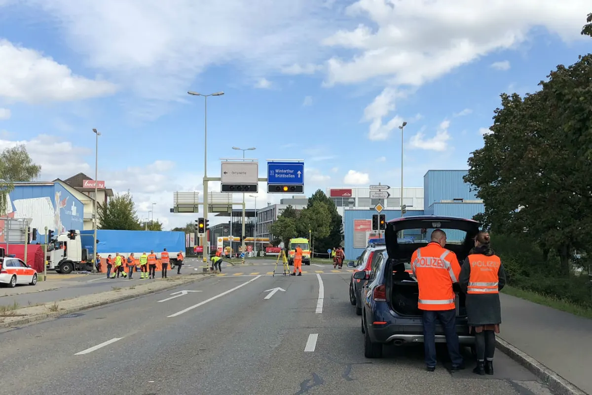 Dietlikon ZH - Junge Velofahrerin stirbt nach Crash mit Lastwagen - Zeugenaufruf