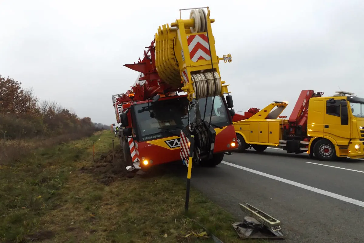 A20 Rostock - Kranfahrzeug verunfallt auf der Autobahn