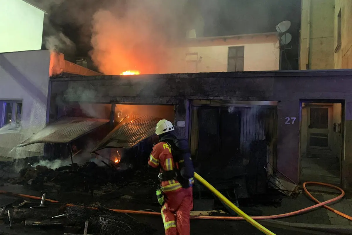 Velbert – Brand zerstört Garagen