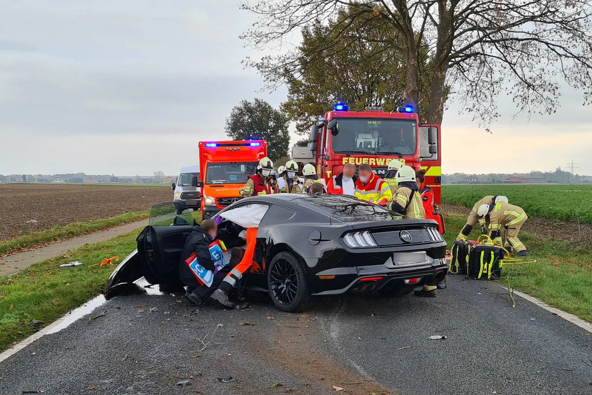 Lehrte – PKW prallt gegen Baum, Beifahrer eingeklemmt.