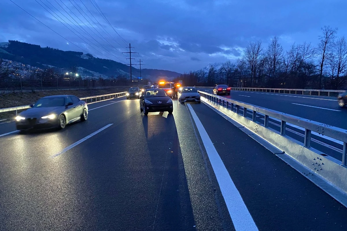 Gisikon ZG - Zweimal Totalschaden beim Unfall im Morgenverkehr auf der A14