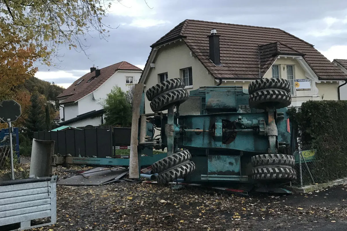 Laufen BL - Bagger bei Strassenarbeiten umgekippt 