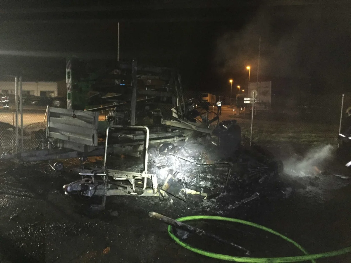 Kerzers FR - Brand von mehreren Fahrzeugen