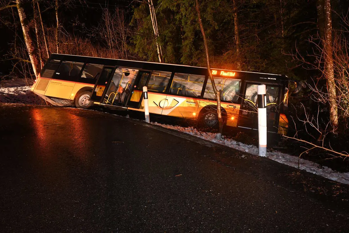 Flawil SG - Postauto rutscht über den Fahrbahnrand