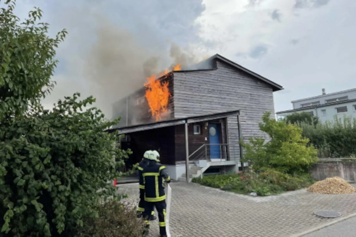 Corminboeuf FR – Einfamilienhaus durch Brand stark beschädigt