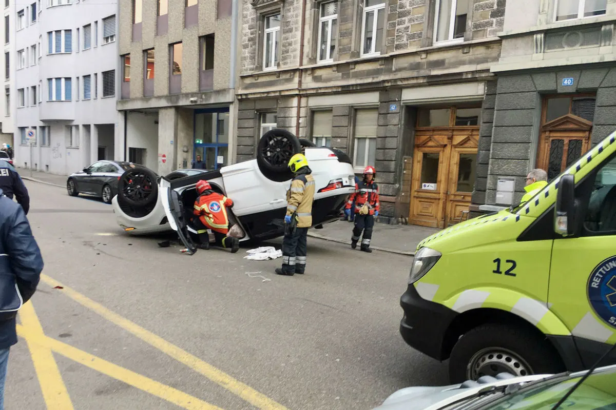 Basel - 39-Jähriger landet mit dem Auto auf dem Dach!