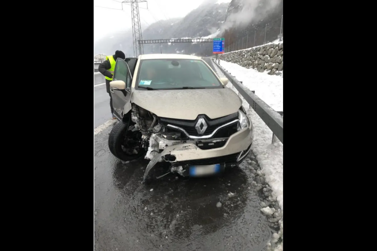 Kanton Uri - Mehrere Unfälle auf schneebedeckten Fahrbahnen