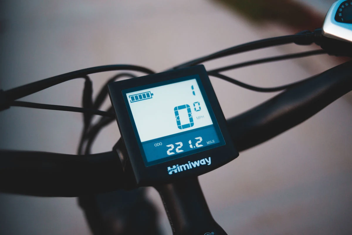 Ein Display eines E-Bikes zeigt den Kilometerstand von 22,1 Meilen an. Die Batterieanzeige ist ebenfalls sichtbar.