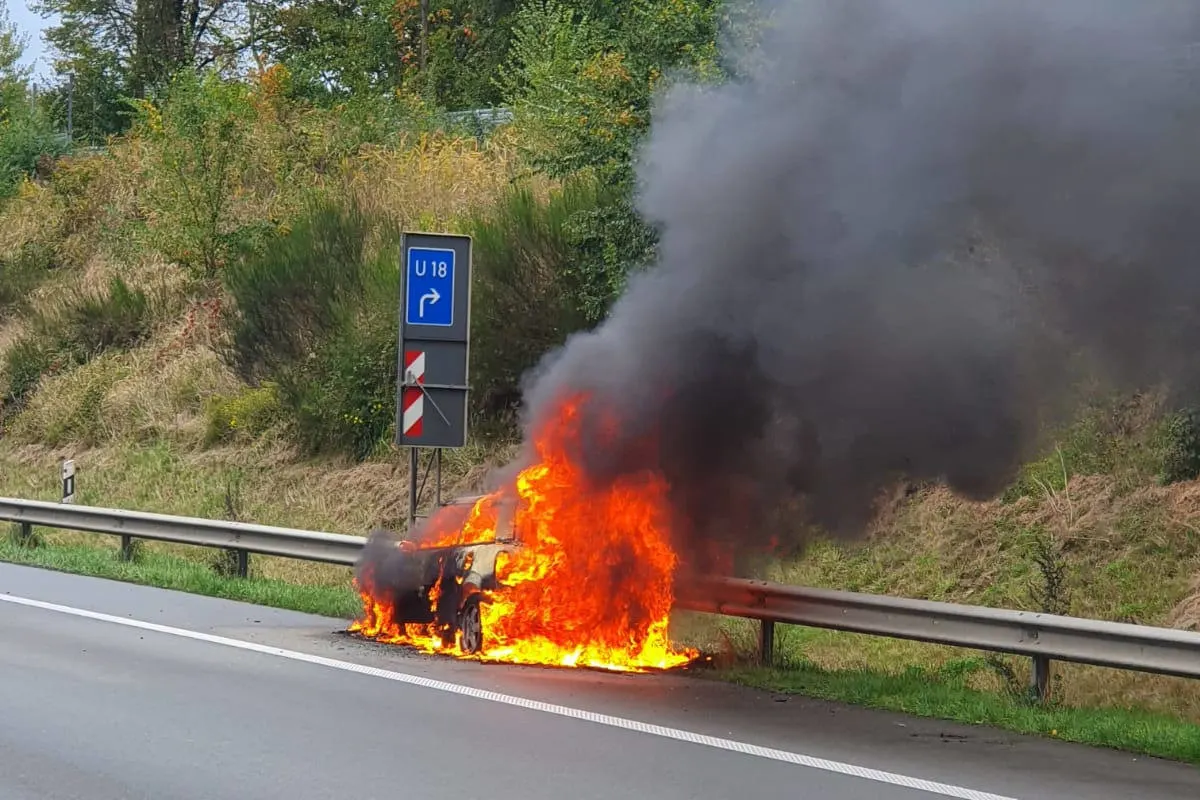 A1 Hollenstedt - PKW-Vollbrand auf der Autobahn