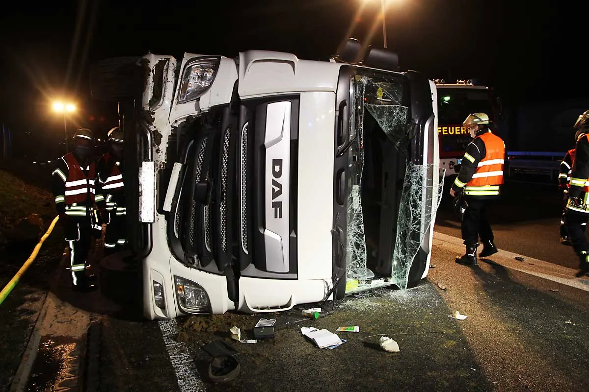 Unfall in Löhne - Mit Weihnachtsbäumen beladener Sattelzug kippt um