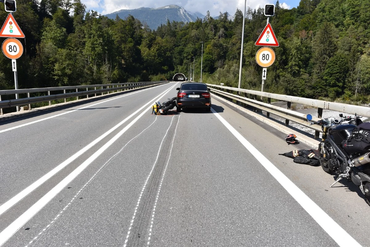 Unfall in Rothenbrunnen GR - Motorradfahrer bremst zu spät und rutscht in Personenwagen