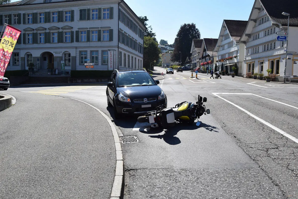 Heiden AR – Auffahrkollision zwischen Personenwagen und Motorrad