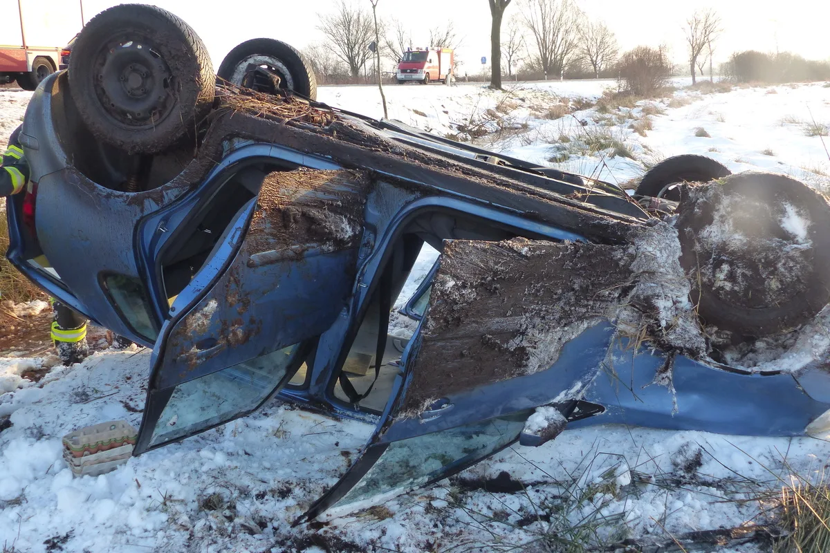 Cuxhaven NI - Unfall auf eisglatter Fahrbahn