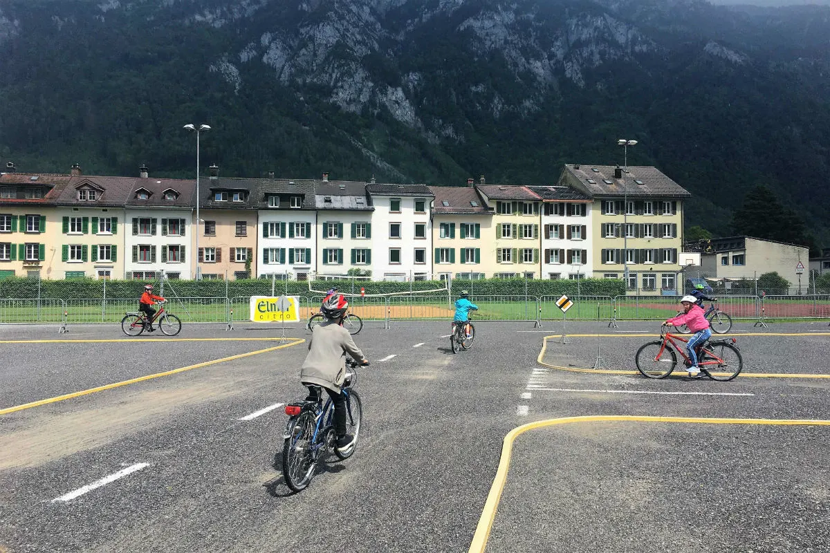 Glarus GL - Kinder im Schüler-Verkehrsgarten