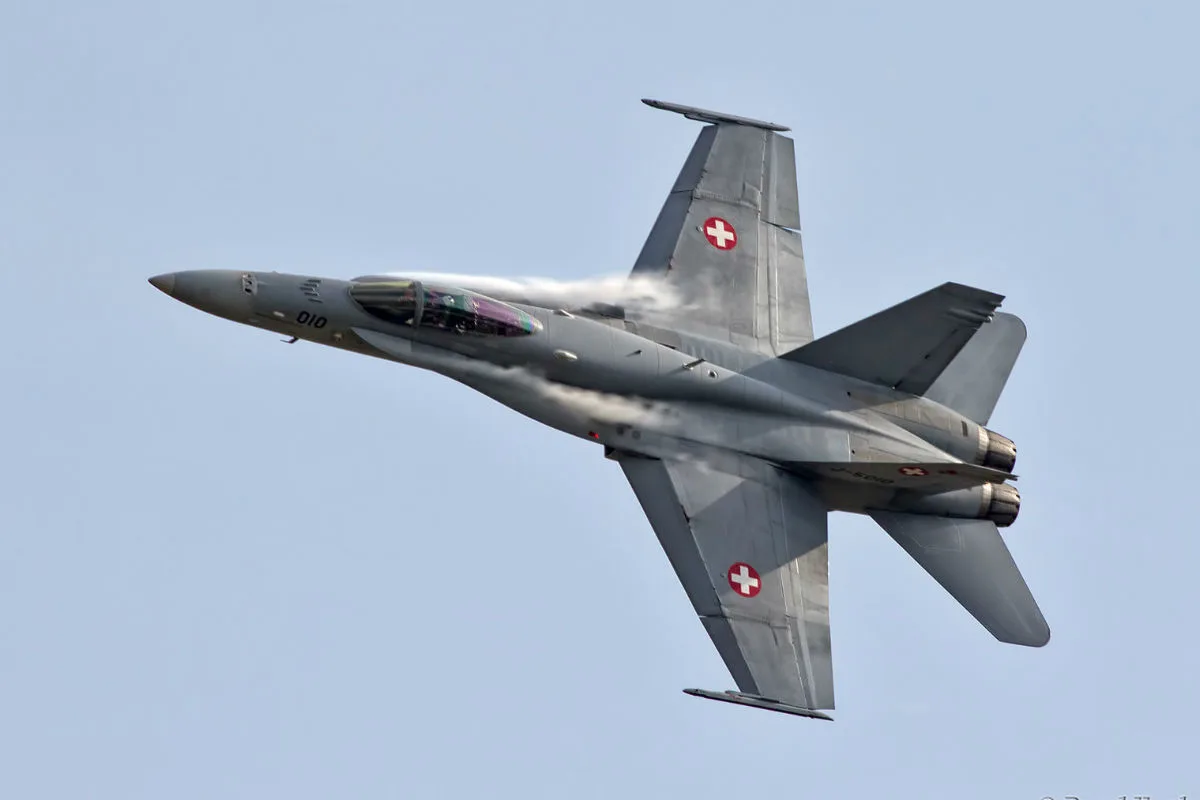 Altendorf SZ - Drei Flugzeuge beinahe kollidiert