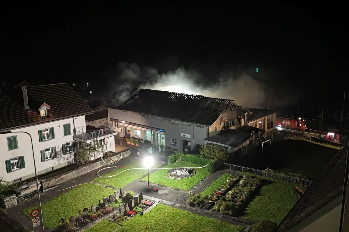 Mühlehorn GL - Zugverkehr aufgrund von Brand unterbrochen