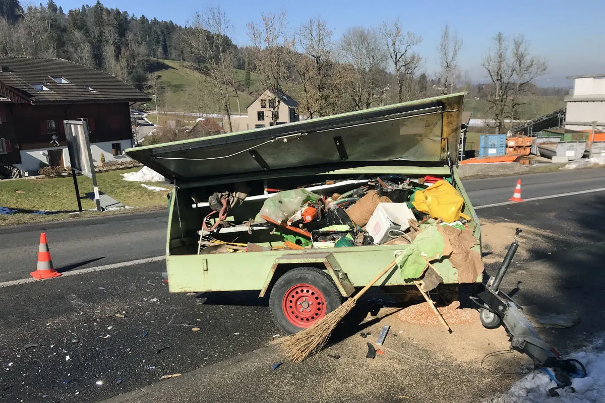 Neuenkirch LU - Anhänger löst sich von Lieferwagen