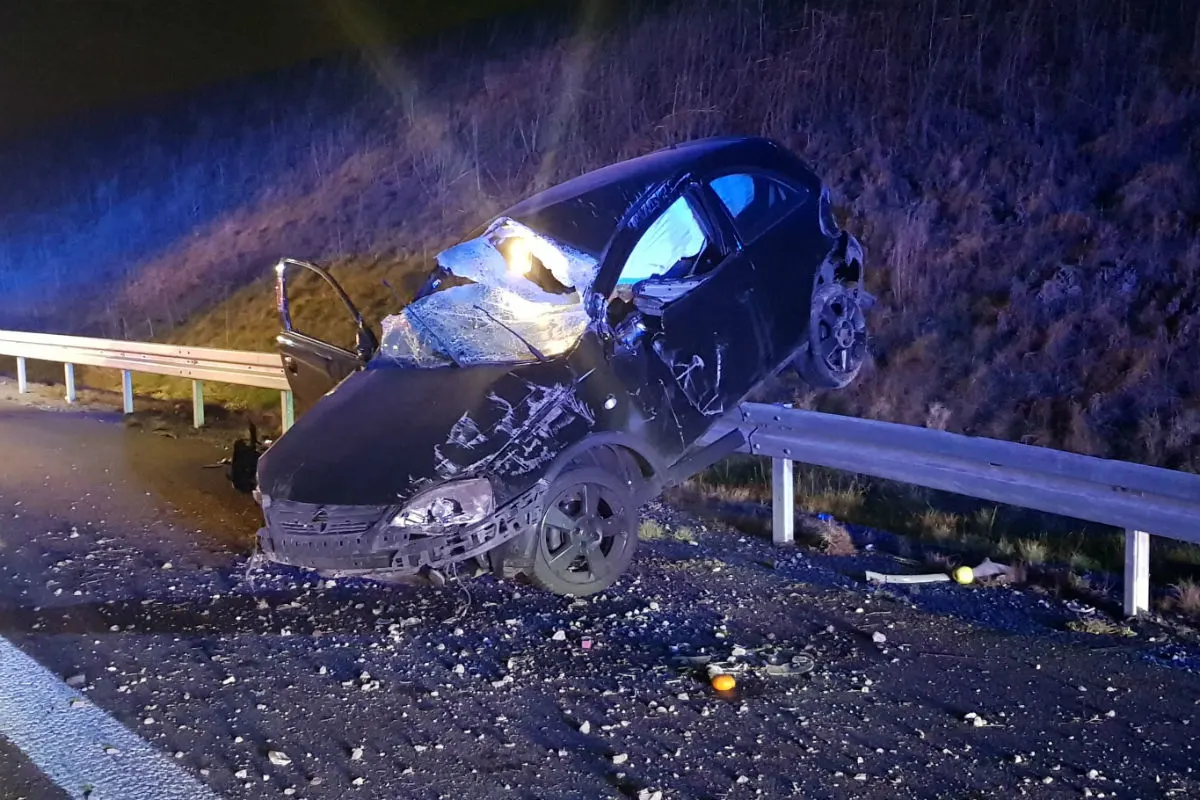 Opel Corsa landet auf der Leitplanke