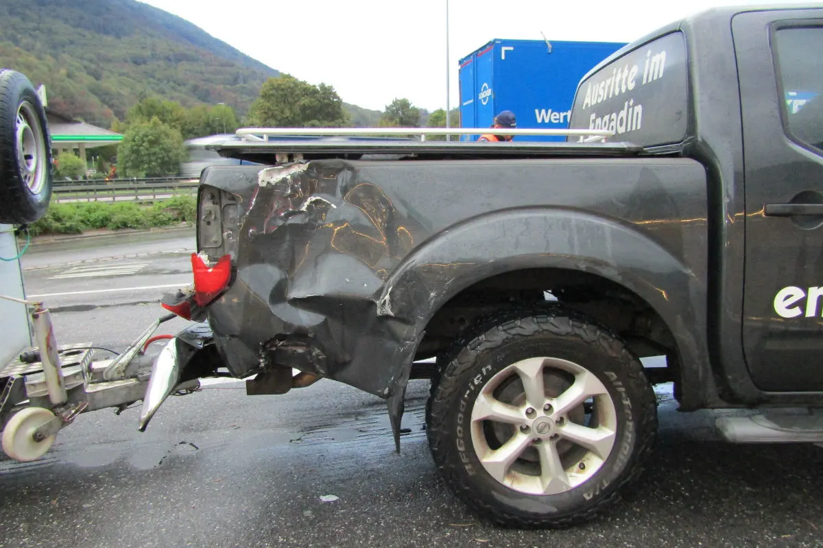 A3/Niederurnen GL - Lieferwagenfahrerin baut Selbstunfall