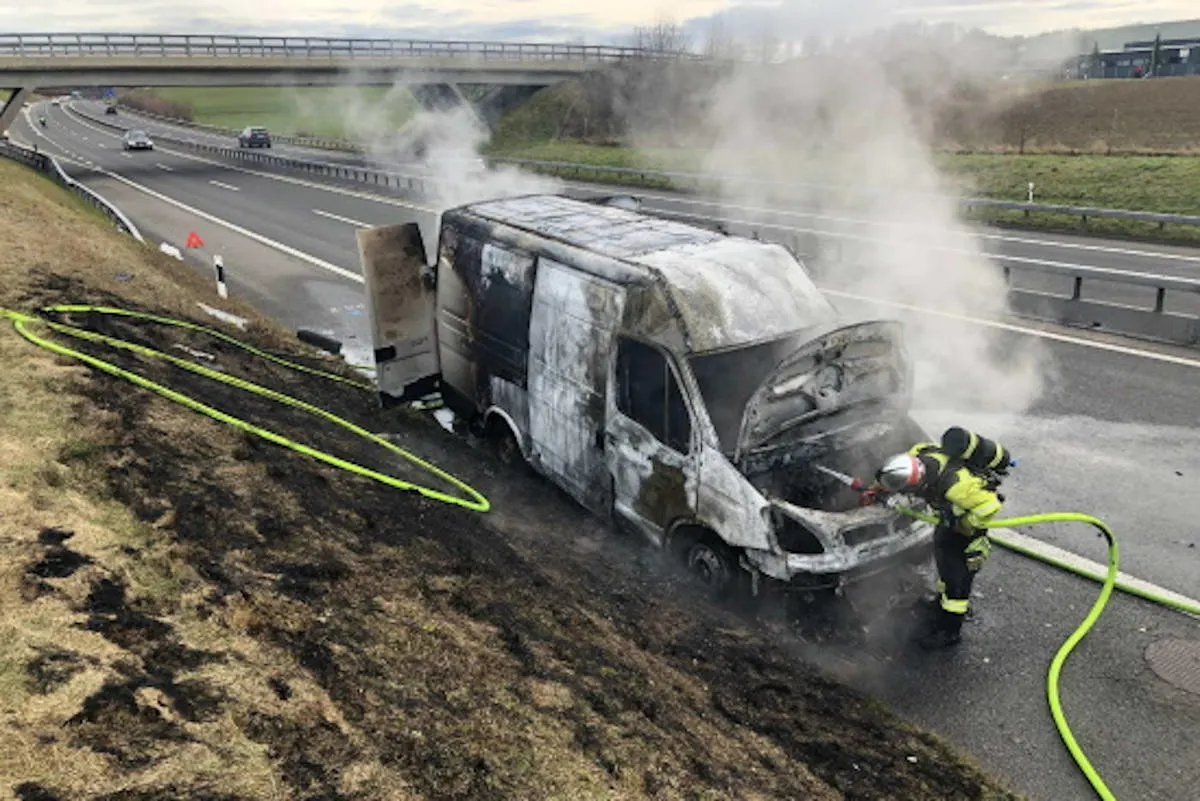 Brand auf der A12 bei Düdingen – Lieferwagen komplett ausgebrannt