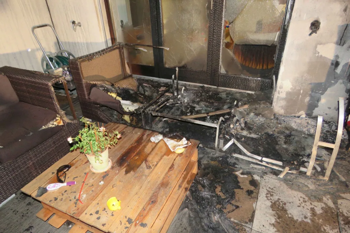Waldhäusern AG  - Sitzplatz gerät mitten in der Nacht in Brand - Kerze wohl Auslöser