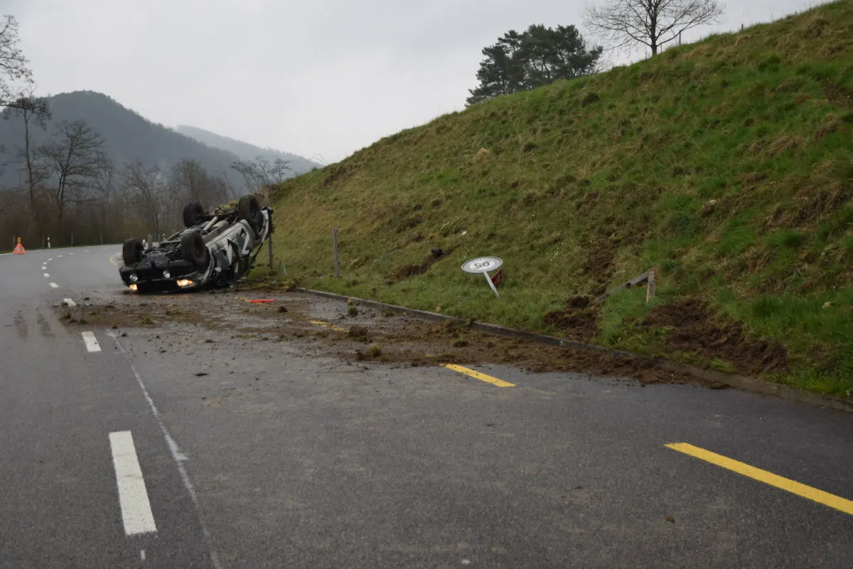 Balsthal SO - Auto überschlägt sich bei Selbstunfall 