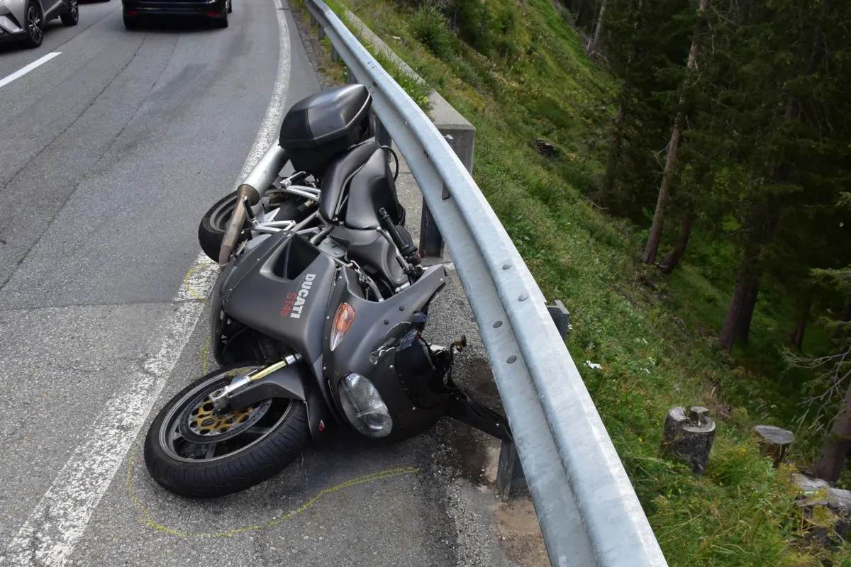 Sfazù GR - Mittelschwerverletzter Motorradfahrer nach Selbstunfall