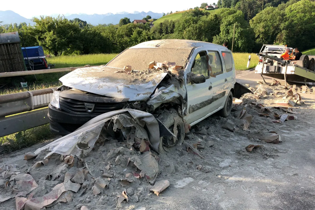 Altstätten SG - Anhänger kippt gegen Auto