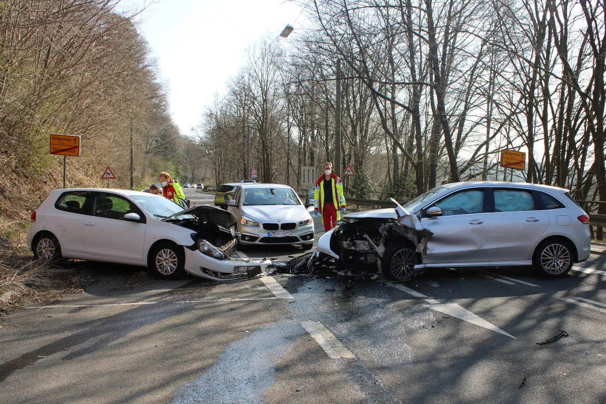 Overath – Durch Sonneneinstrahlung in Gegenverkehr gefahren